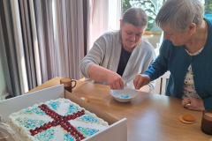 VE Day cake decorating